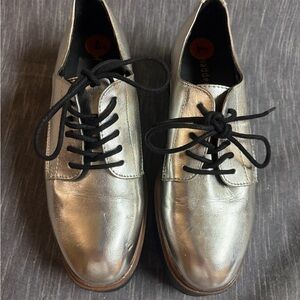 Women’s Madden Girl Silver Lace Up 2” Stacked Sneaker Size 7 EUC